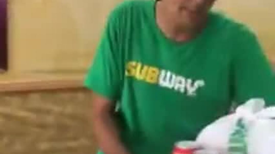 Funcionário do subway é ameaçado e humilhado por kapivaras