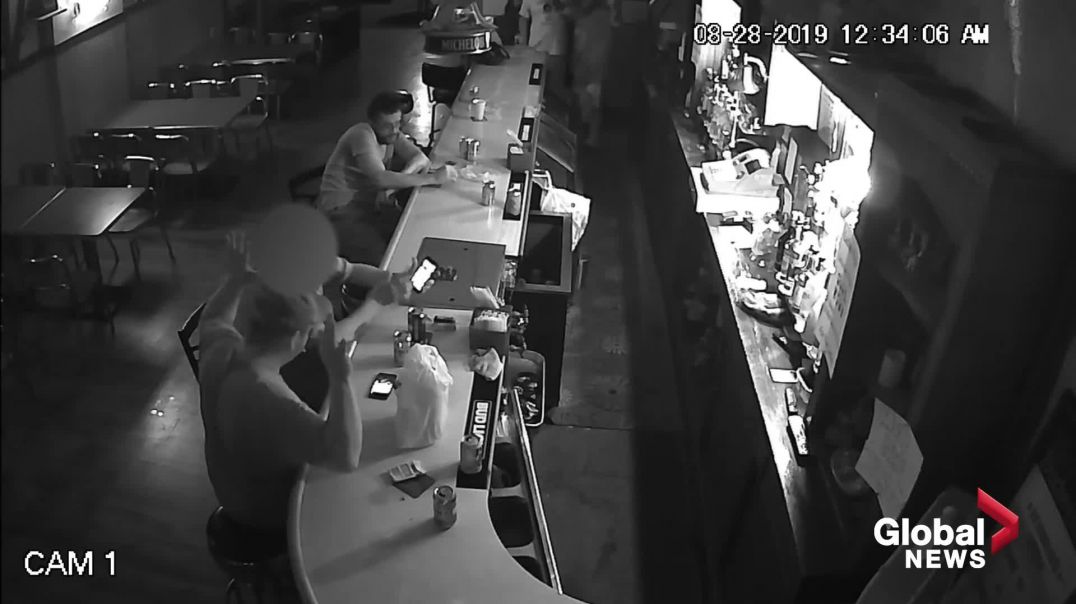 Bar patron shrugs off gunman, lights up cigarette during armed robbery in St