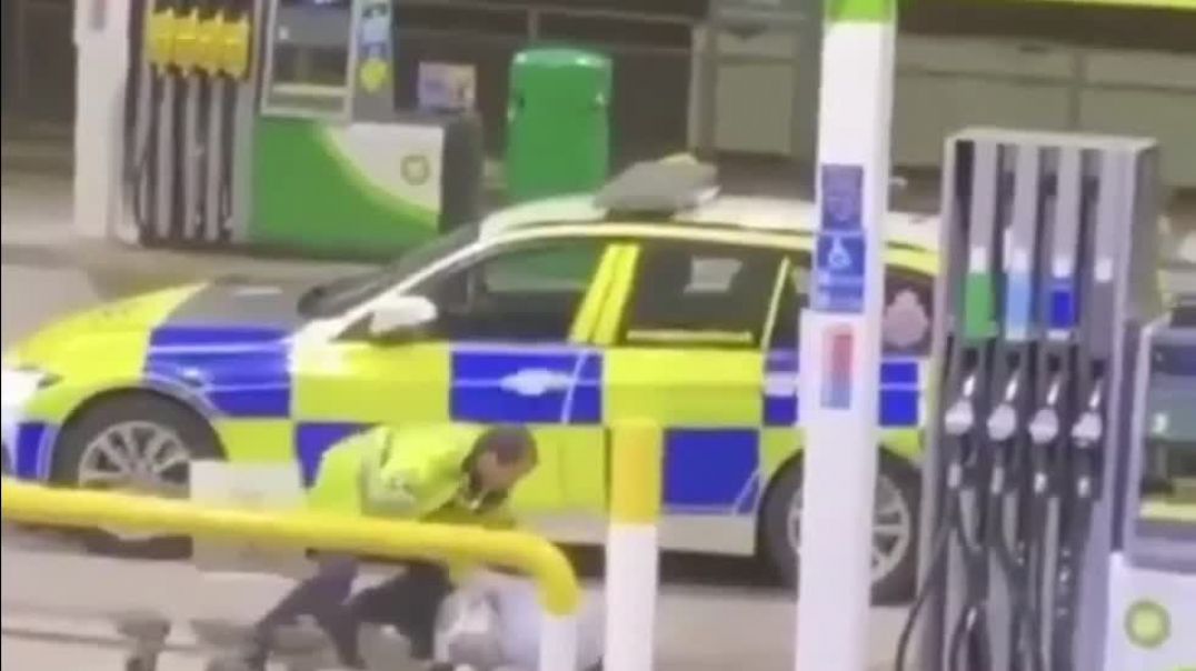 Full video, +19 sec beginning, British cops tazer dad in front of infant daughter