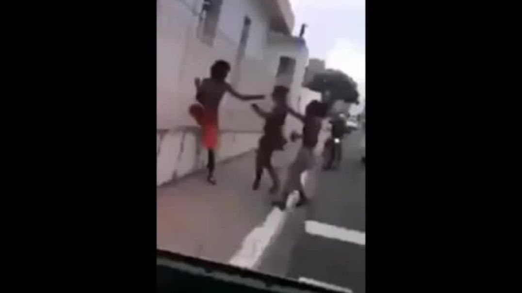 Impunidade  FEMININA SEM LIMITES !  DEFICIENTE FÍSICO  É  BRUTALMENTE AGREDIDO EM PÚBLICO por 3 mulh