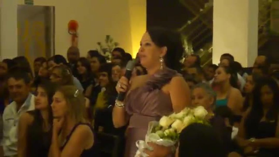 Mulher faz HOMENAGEM inesquecível durante casamento