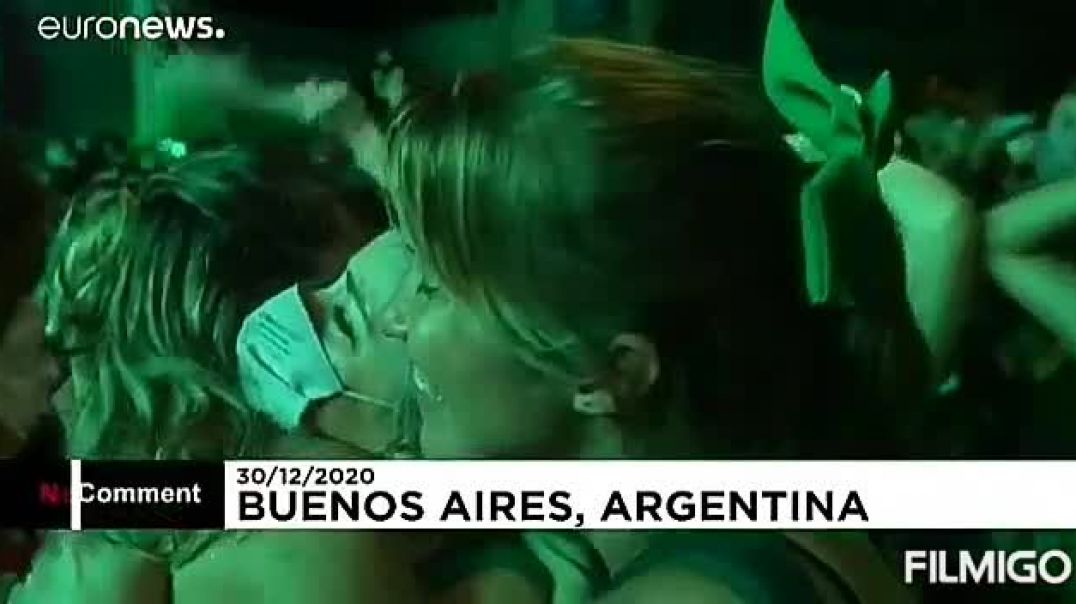 Feministas psicopatas comemoram aprovação do aborto na Argentina enquanto o pais se afunda na merda .