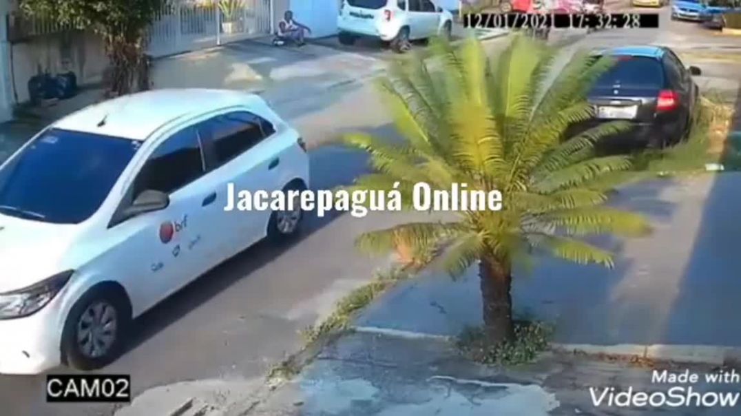 No Hell de janeiro, Homem cuidado de seu carro e junto a sua consciência RedPill, de não proteger muié!