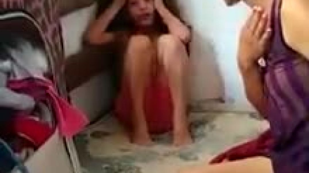 Mãe espanca a própria filha