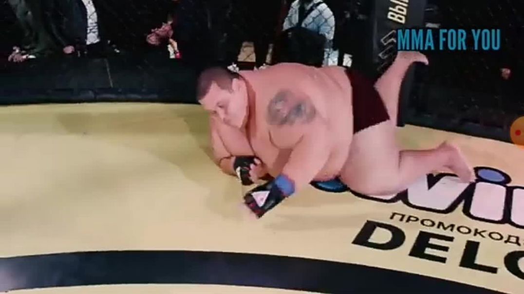 Sim e possível uma linda garota ganhar de um homem em uma luta de MMA.