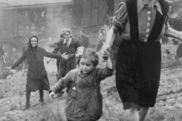 Clementine <br>NtccovemSbpumeocognhgr 2nsh8ao,rrecod 20t1d7al  ·  <br>This is such a powerful photo. It was taken in April, 1945 by Major Clarence Benjamin and shows a train of Jewish prison..