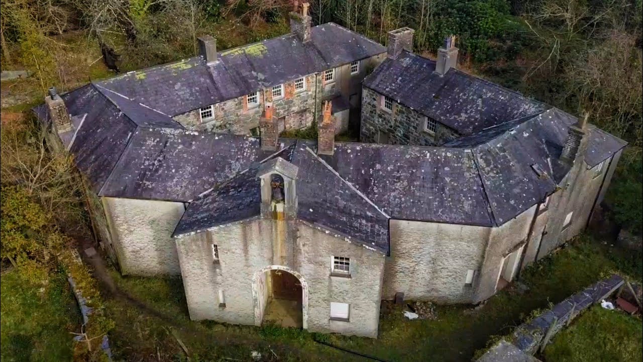 PARANOID MILLIONAIRE TURNED HIS ABANDONED HOUSE INTO A FORTRESS | ABANDONED PLACES UK Would be a neat Bachelor pad with 