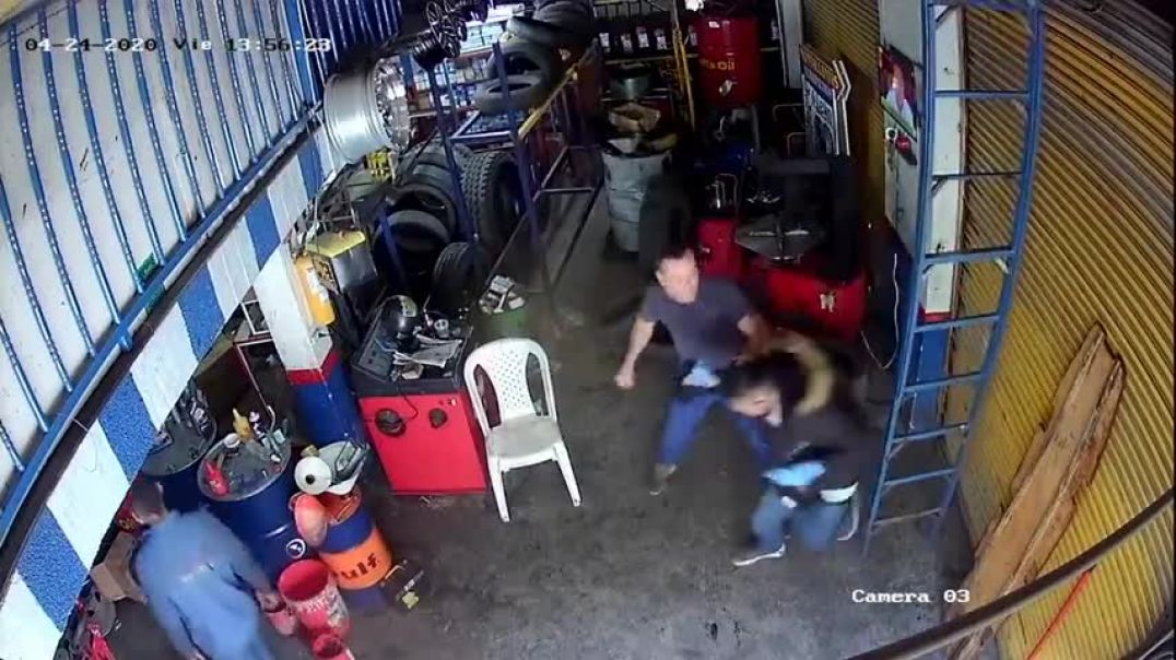 CCTV of Thief Being Delivered Beating by Workers