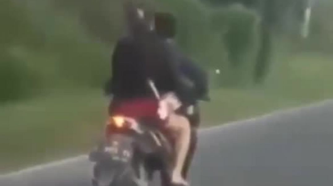 O homem tem que ser muito mangina pra se sujeitar a isso e não deixar a moto cair