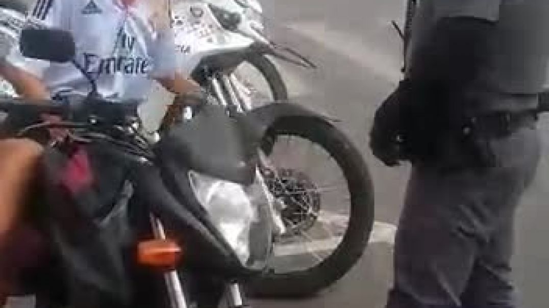 Motoqueira modernete se achando acima da lei