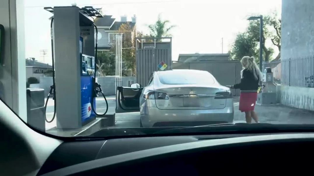 MGTOW - Blonde woman tries to fill up a Tesla Model S with gas