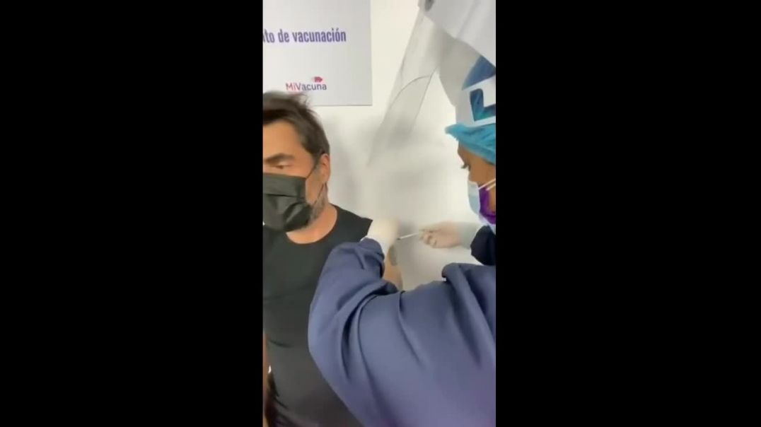 Personalidade da televisão espanhola zomba de antivaxxers até que ele seja vacinado