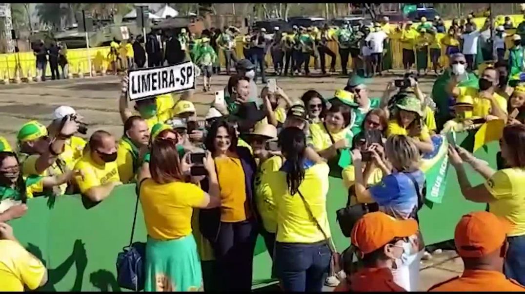 Feministra damares é chamada de MITA em manifestação bolsonarista