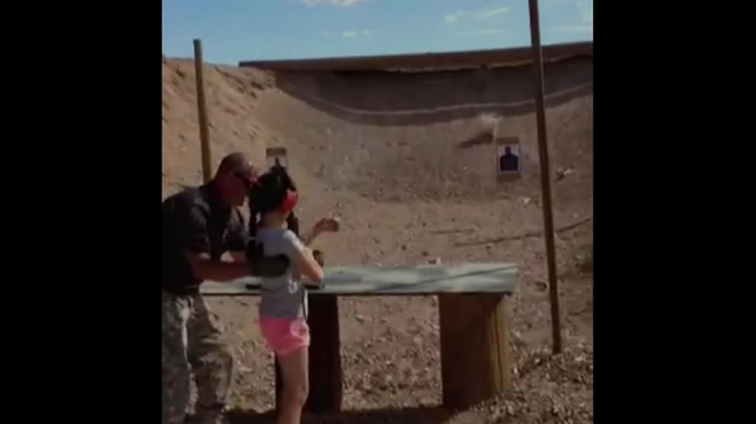 MENINA DE 9 ANOS MATA INSTRUTOR DE TIROS DURANTE TREINAMENTO COM SUB-METRALHADORA UZI DE 600 TIROS POR MINUTO !