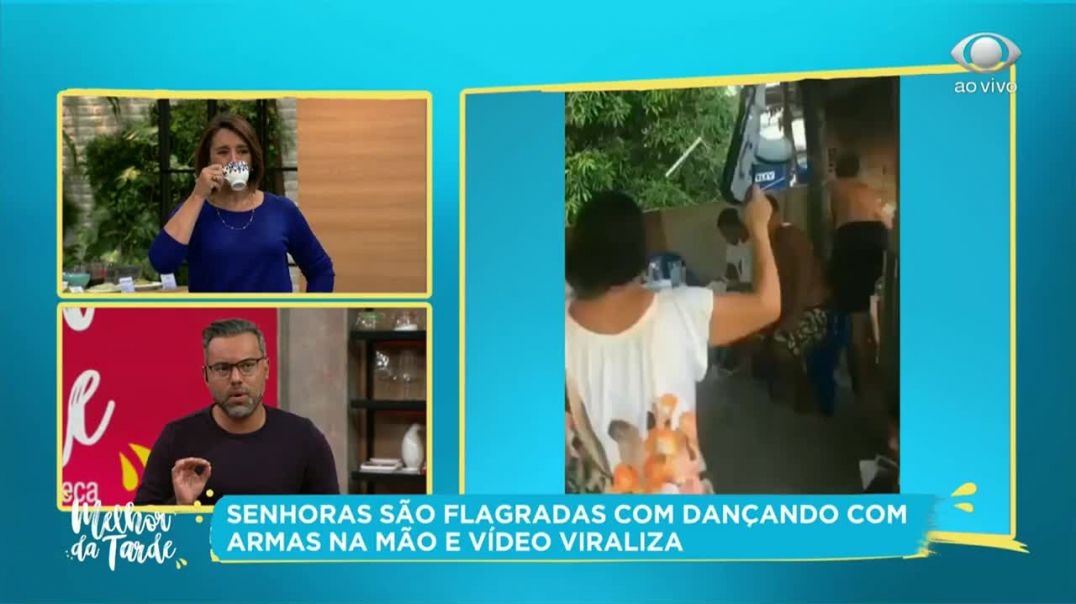 Senhoras são flagradas dançando com armas na mão