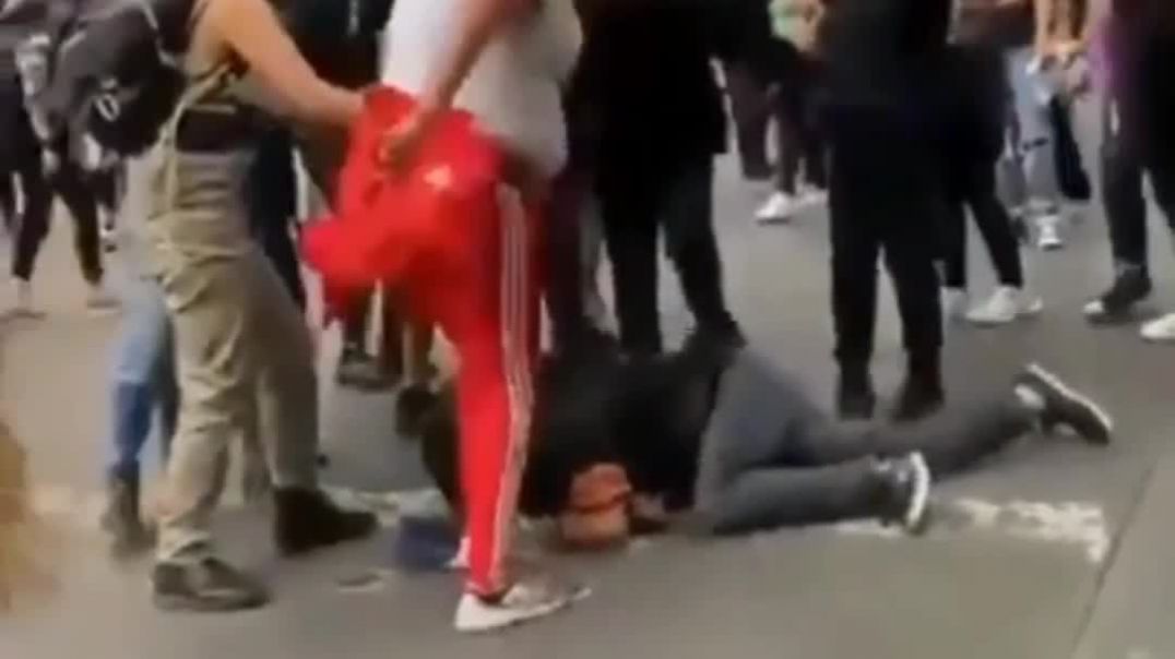 Feministas atacam um Homem morador de rua no México