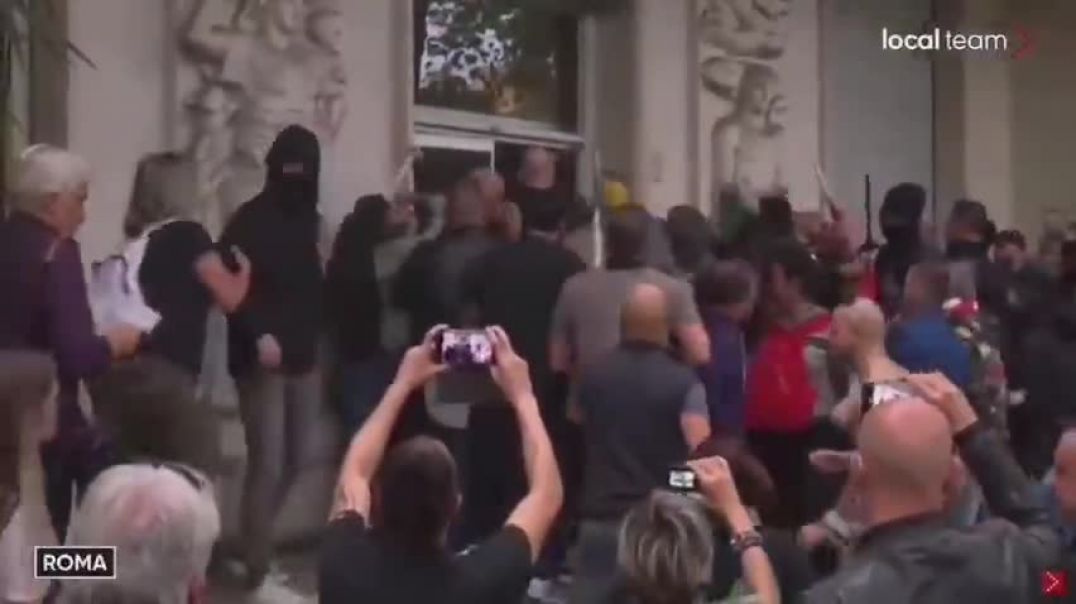 NWO police officers are hounded by angry people in Rome - Italians fight against Vaccine Dictatorship