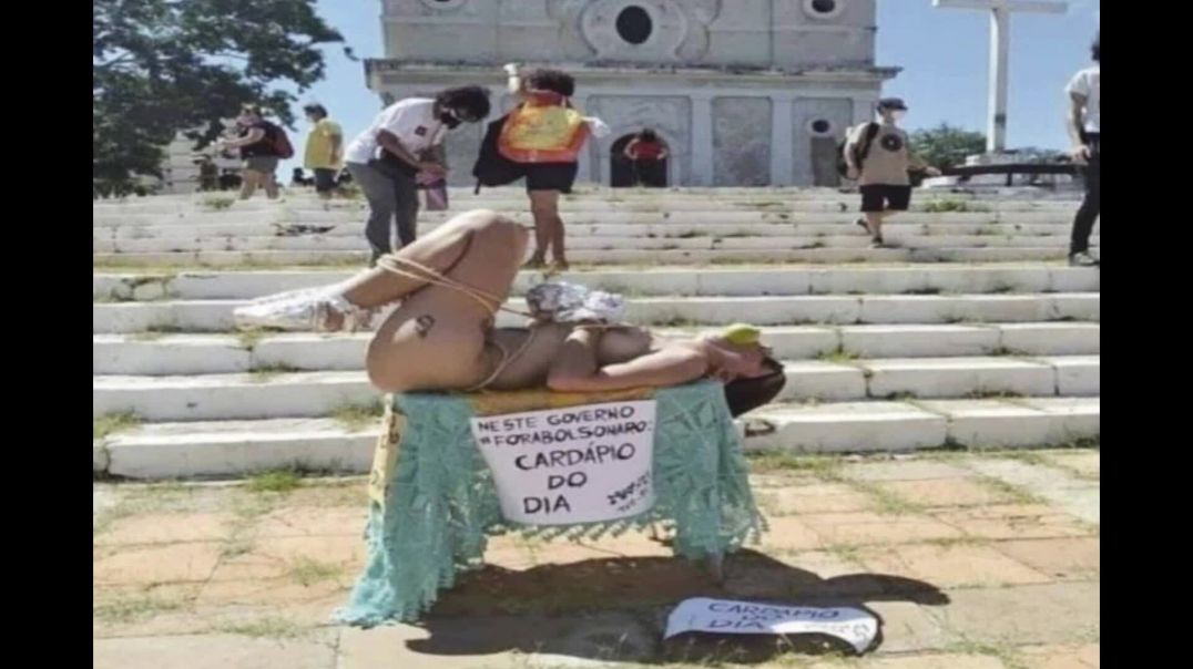 Mulher MILITANDO protestando em frente a Igreja