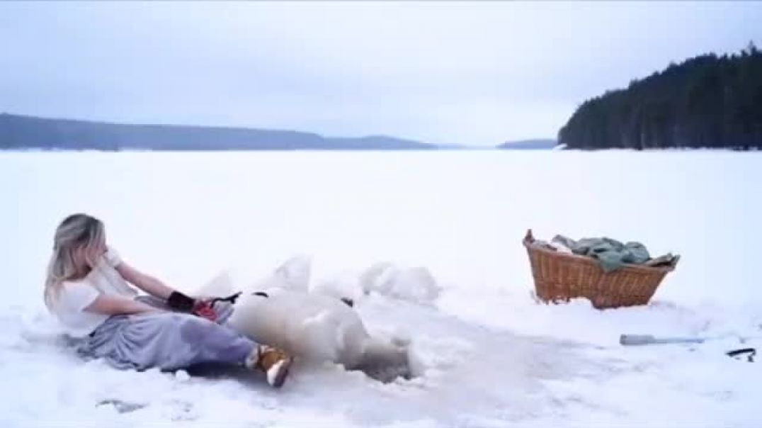 O Lugar de direito. Até no frio, quando não estão lavando louças, tem que lavar roupa Sim!