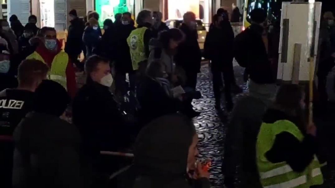 Netherlands Police measuring distanciation between protesters with sticks !