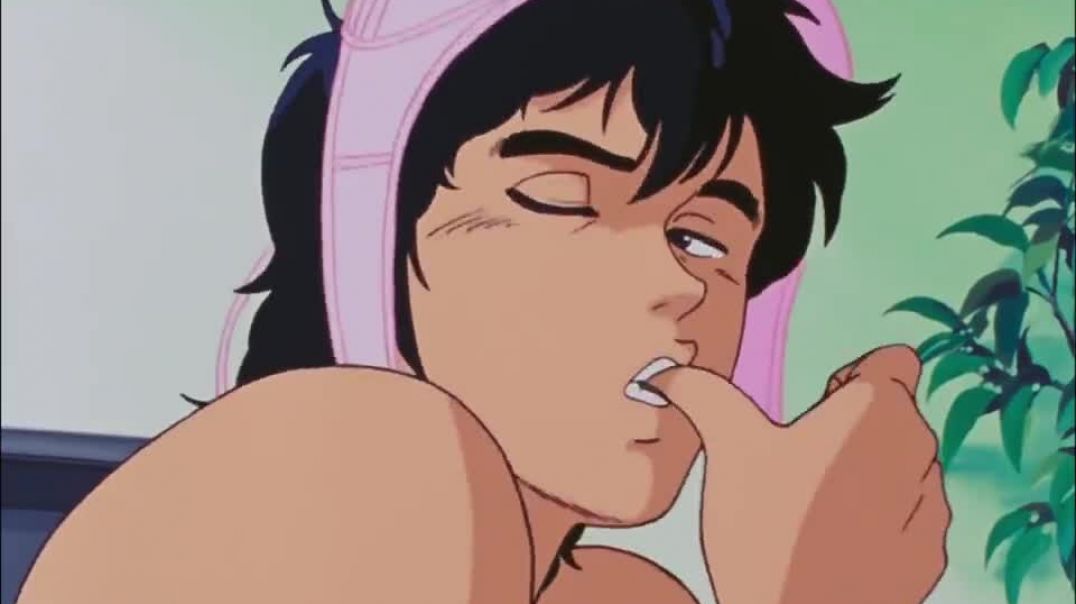 City Hunter:Ryo Saeba simpimg around with women's clothes !