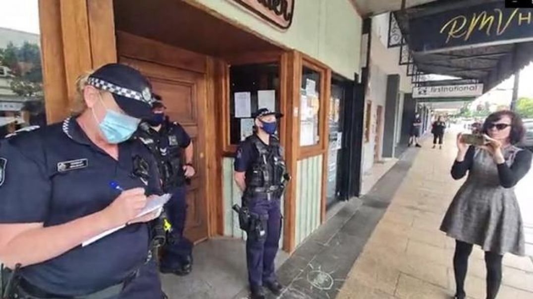 New Years Eve. Toowoomba UN order follower Pedo protector fake "Police" at Bar Wunder