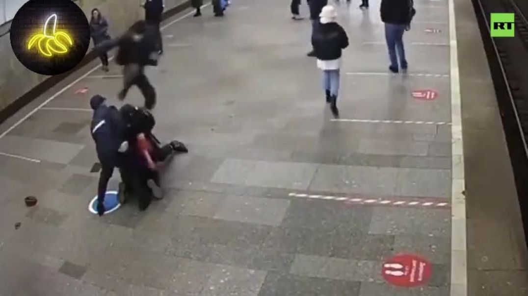 Man attacked for no mask, Watch sheeple just walk past