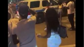 Rebolando em cima da viatura de polícia