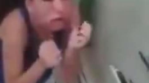 Beija o pé - Patologia da mulher se voltando contra elas mesmas