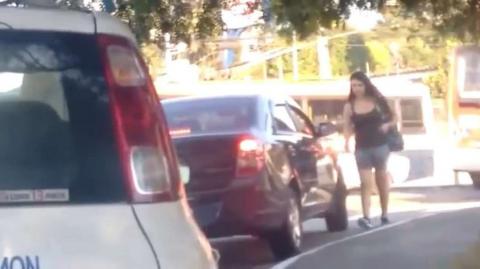 Marido deixa mulher no ponto de ônibus e o outro pega