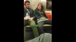 SIRIRICA NO METRÔ ! TARADA COBIÇA PASSAGEIRO E O CONSTRANGE PUBLICAMENTE .