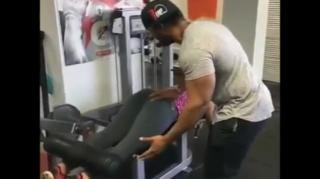 MARIDOS MODERNOS E SUAS ESPOSAS MODERNETES NOS BASTIDORES DAS ACADEMIAS !