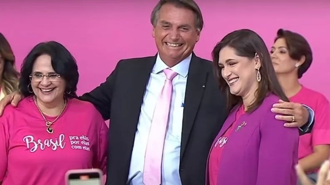 Bolsonaro assina DECRETO que concede ABSORVENTES íntimos a mulheres