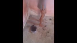 Após traição, bandidos cortam cabelos e filmam espancamento de mulher. será que ela vai denunciar .