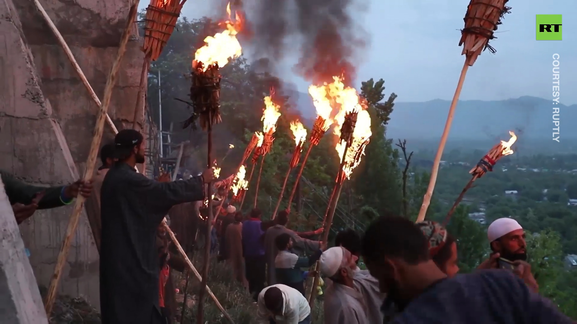 Kashmiri Muslims celebrate Sufi Imam with torch light festival