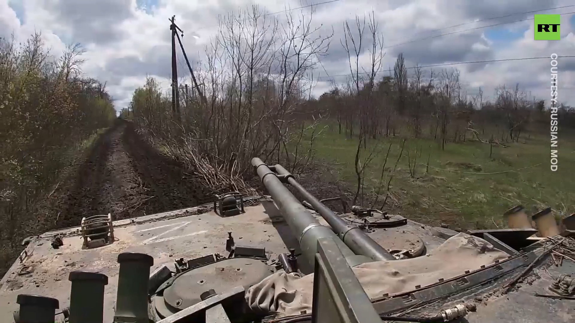 Russian tanks suppress fortified positions of Ukrainian army