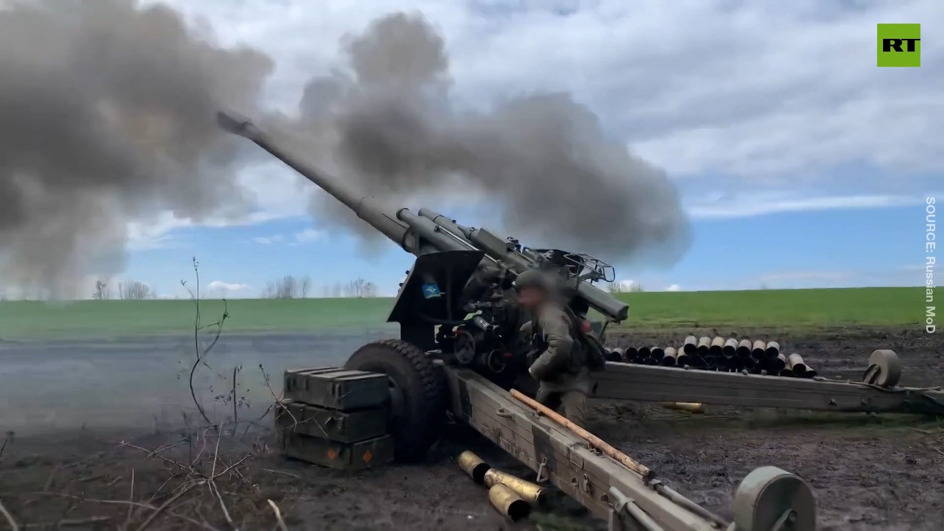 Russian tanks, artillery units fire at Ukrainian military positions