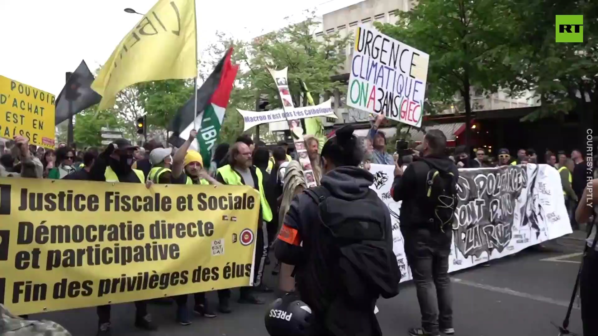 Yellow Vests demo ahead of French presidential election runoff