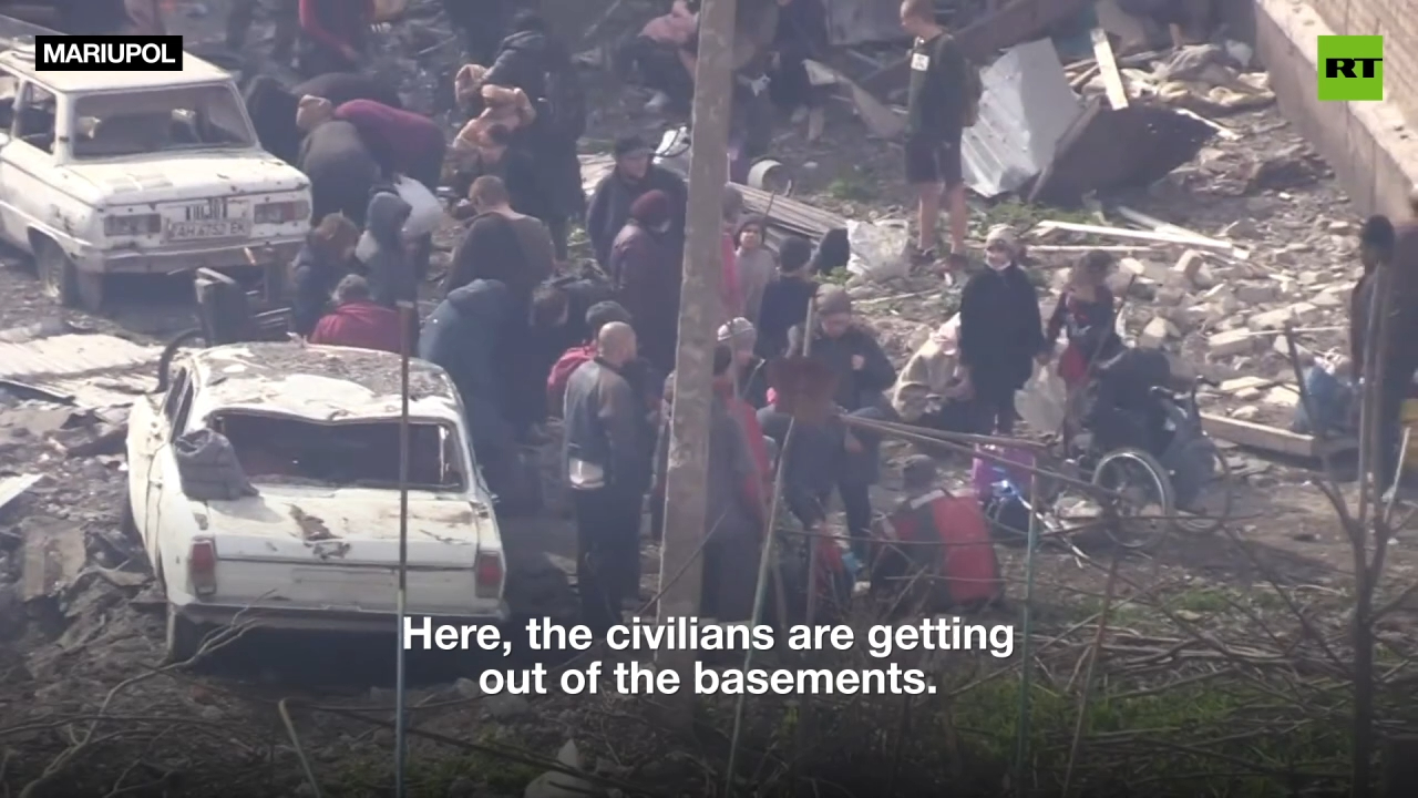 Evacuated civilians greet Russian troops & media after weeks in basements near Azov Steel plant