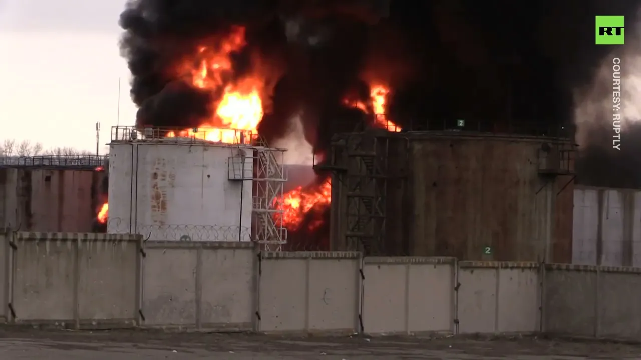 Oil terminal caught on fire after reported Tochka-U attack in Lugansk