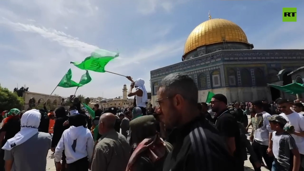 Prayers after clashes with police in Jerusalem