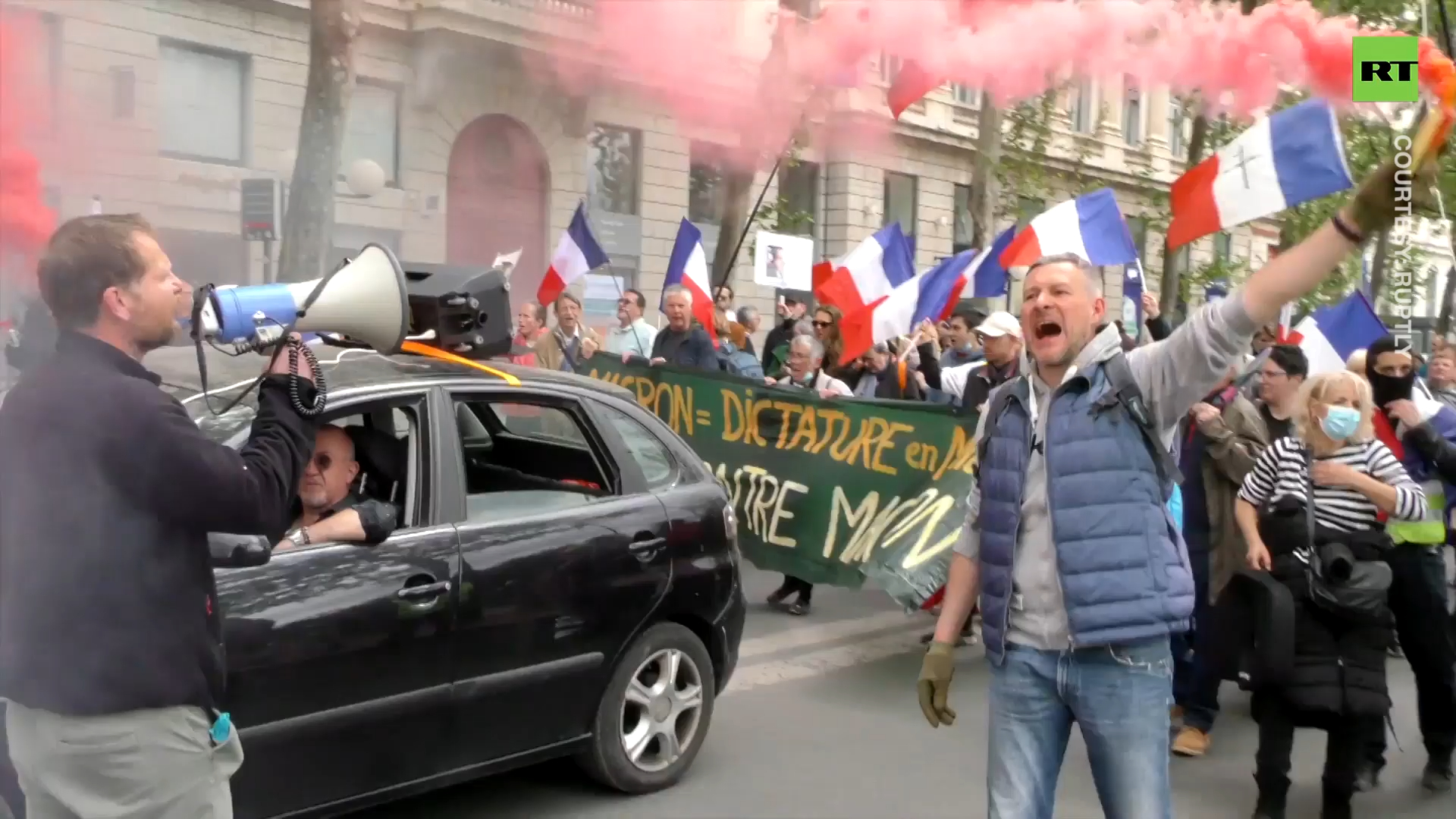 Hundreds denounce Macron ahead of presidential runoff