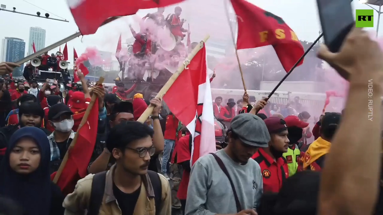 Jakarta students rally over president’s alleged extension of term