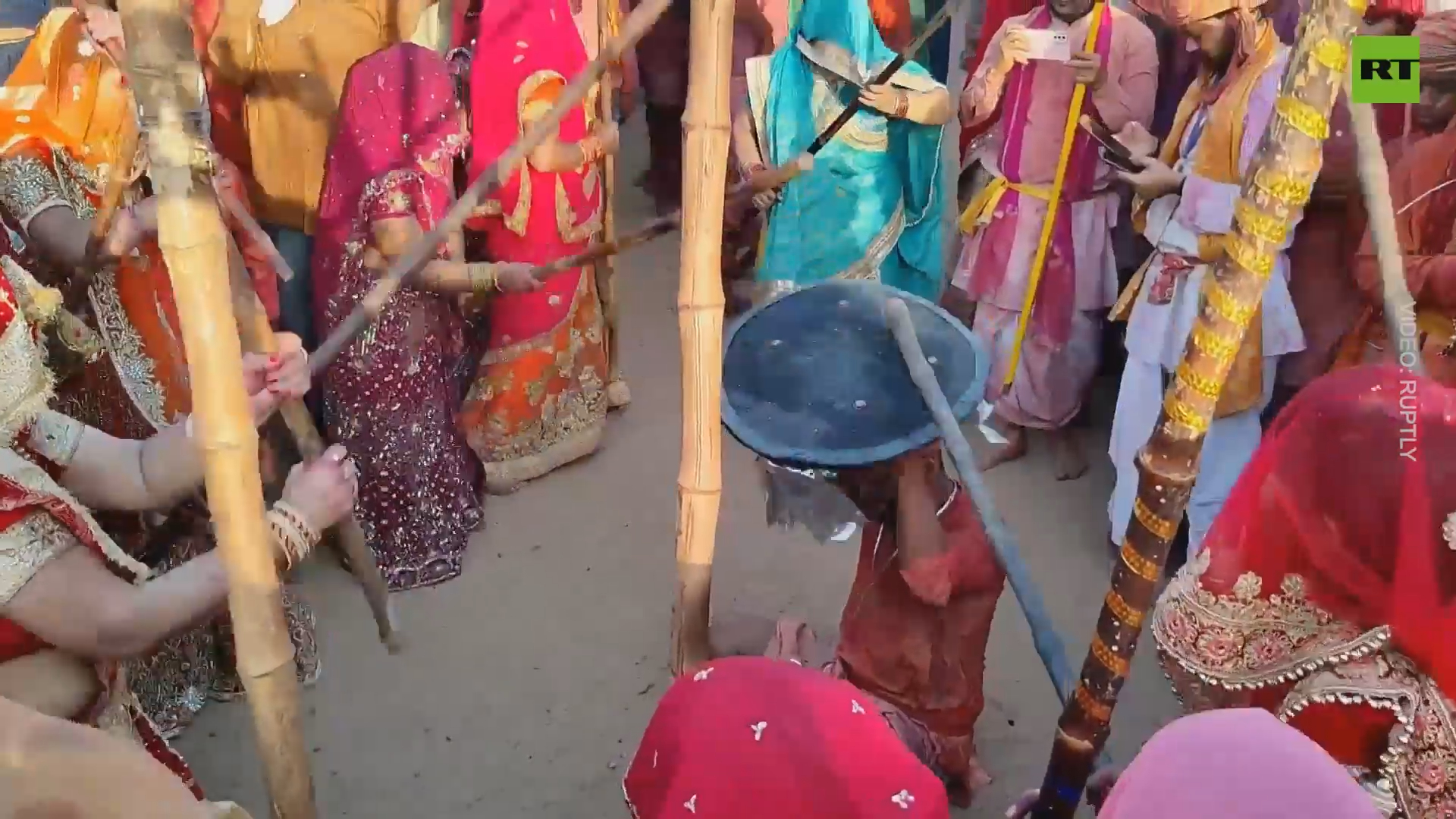 Women beat men up with sticks at Lathmar Holi festival