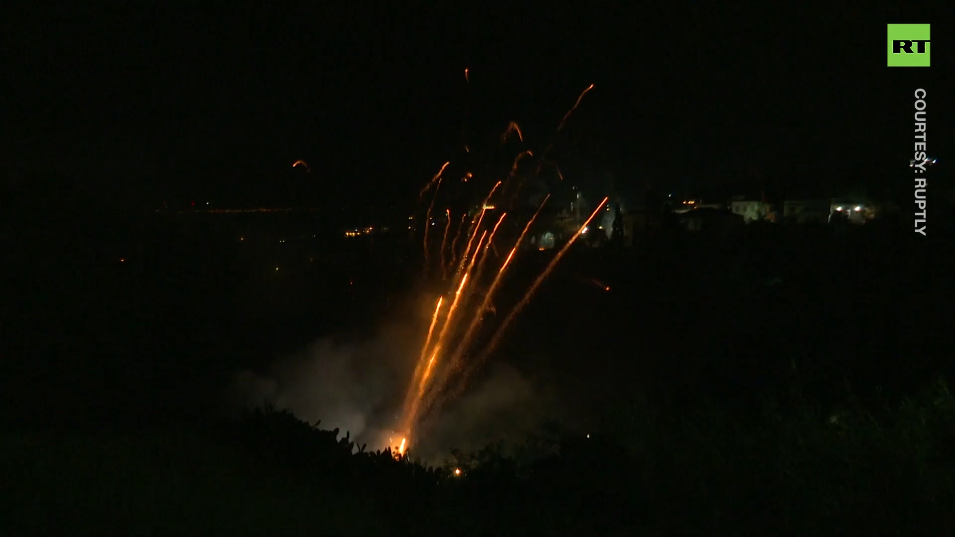 'Rocket war' lights up Greek skies in Easter celebration