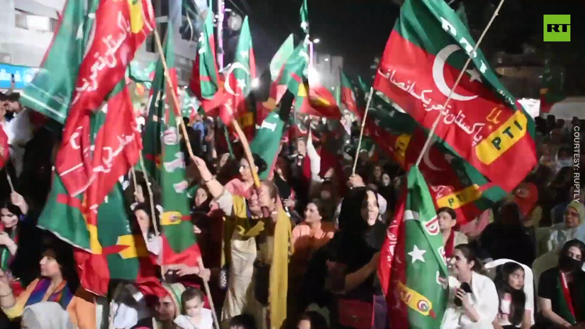 Massive rally in support of PM Khan in Karachi