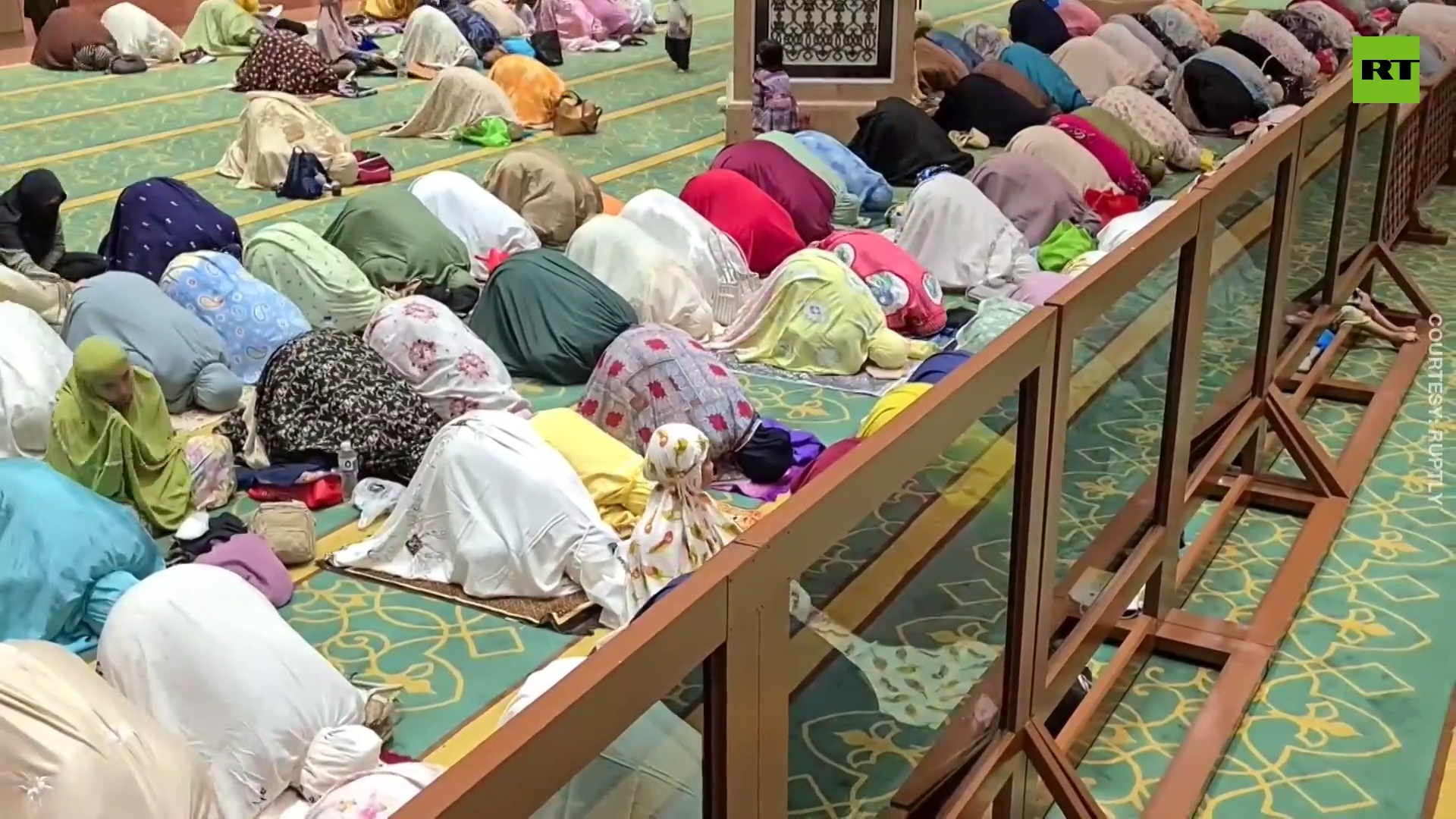 Thousands of worshippers hold prayers in Jakarta as Ramadan begins