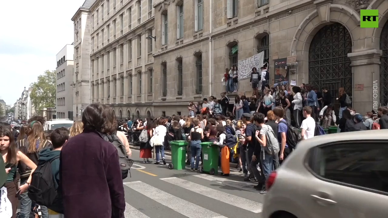 Paris students rally ahead of next round of presidential election