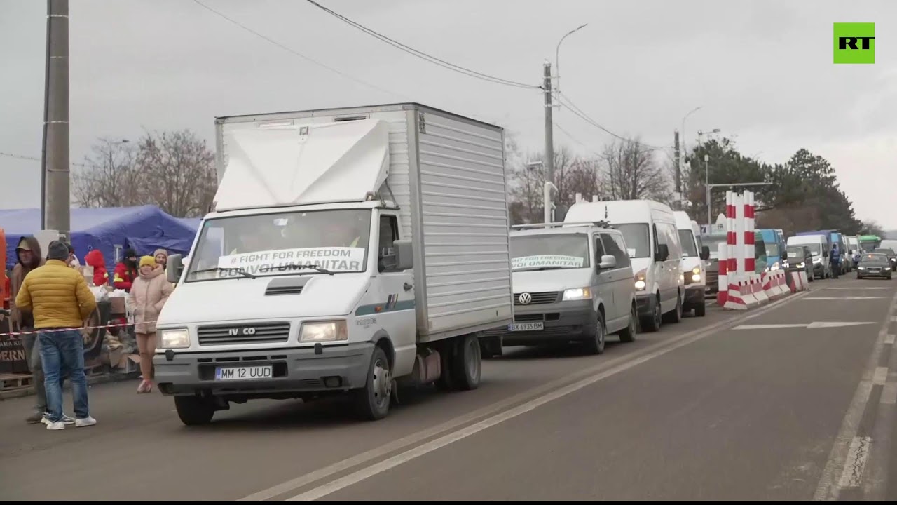 Ukrainian refugees cross Romanian border