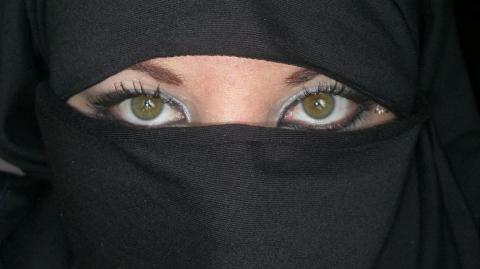 Mulheres de Alá quebrando simbolos hindu
